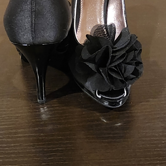 Black Peep Toe with Bow - Picture 3 of 4
